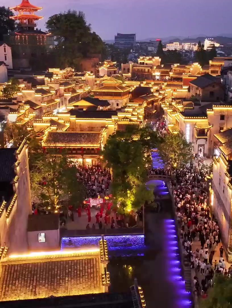 “五一”打卡新地标！婺源弦高西湖荡开街，千米灯阵点亮千年徽州夜