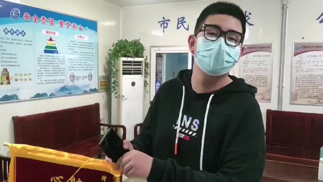 公交驾驶员雨中相助 乘客送来锦旗表感谢